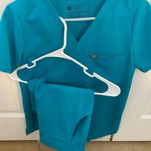 FIGS SCRUB SET IN TEAL